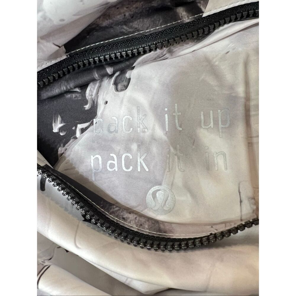 Lululemon Womens Biggie Pigment Wave Miss Misty Jacket II Black and White Size 4 - Picture 9 of 9